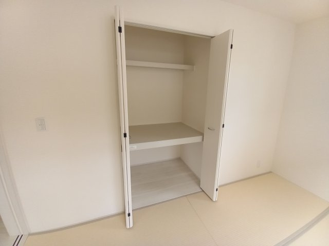 12/1価格変更　【郷ケ丘２丁目　２期】　1号棟　＼◇ご成約にて豪華プレゼントキャンペーン中◇／の収納|◆和室の写真です◆　和室には押入もございますので、お布団などを収納しておけば、来客の際にもサッと出せて便利ですね。