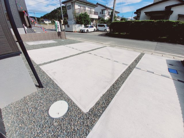 12/1価格変更　【郷ケ丘２丁目　２期】　1号棟　＼◇ご成約にて豪華プレゼントキャンペーン中◇／の駐車場|同施工◆カースペースの写真です◆
陽当りの良い駐車場は週末の洗車も快適です♪お車の他にも、自転車をとめられそうなスペースもございます。
