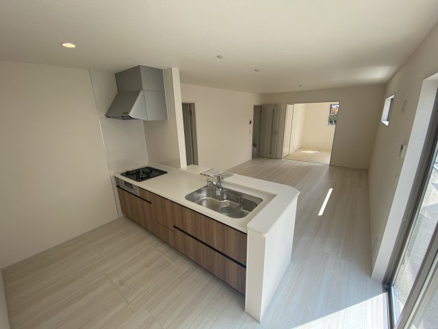 12/1価格変更　【郷ケ丘２丁目　２期】　1号棟　＼◇ご成約にて豪華プレゼントキャンペーン中◇／のキッチン|◆キッチンの写真です◆　デザイン性と機能性を兼ね備えたキッチンです。　収納力も大満足◎　対面式キッチンは、家族の会話が途切れませんね♪


