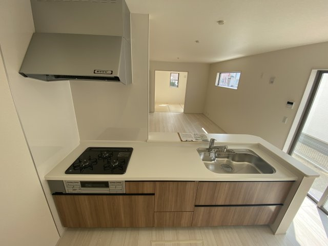 12/1価格変更　【郷ケ丘２丁目　２期】　1号棟　＼◇ご成約にて豪華プレゼントキャンペーン中◇／のキッチン|◆キッチンの写真です◆　使い勝手の良いシステムキッチン！
家族の笑顔を見ながらするお料理は対面キッチンの特権ですね！
お料理しやすいキッチンです♪