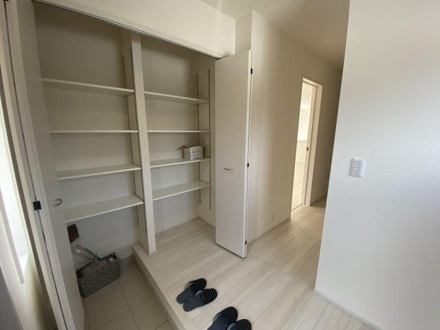 12/1価格変更　【郷ケ丘２丁目　２期】　1号棟　＼◇ご成約にて豪華プレゼントキャンペーン中◇／の玄関|◆玄関の写真です◆
お洒落な玄関は気分が良いですね♪広々とした玄関になっております。　ご両親やお友達が来ても、靴の置き場に困ることはありません。収納力たっぷりで、整理整頓も楽ちんですね。


