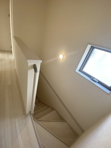 12/1価格変更　【郷ケ丘２丁目　２期】　1号棟　＼◇ご成約にて豪華プレゼントキャンペーン中◇／のその他|◆階段の写真です◆　
階段は家族がほぼ毎日通る動線の為、安全上の配慮が必要です！
階段は手すり付きなので、小さなお子様からご年配の方まで安心ですね♪



