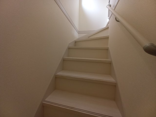 12/1価格変更　【郷ケ丘２丁目　２期】　1号棟　＼◇ご成約にて豪華プレゼントキャンペーン中◇／の内装|同施工◆階段の写真です◆　窓から日が差して足元がしっかり確認できますね♪
さりげなく光があふれ、階段全体を柔らかく照らしています。



