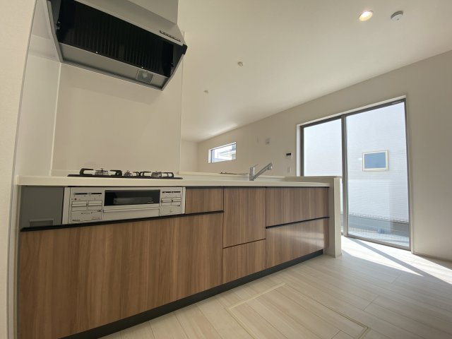 12/1価格変更　【郷ケ丘２丁目　２期】　1号棟　＼◇ご成約にて豪華プレゼントキャンペーン中◇／のキッチン|◆キッチンの写真です◆
料理好きな人必見♪キッチンスペース広々！
対面式キッチンですので、お食事の準備をしながらご家族との会話を楽しめます☆

