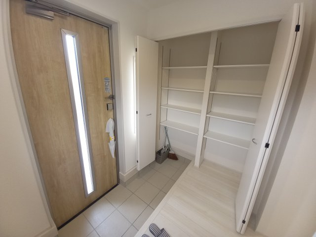 12/1価格変更　【郷ケ丘２丁目　２期】　1号棟　＼◇ご成約にて豪華プレゼントキャンペーン中◇／の玄関|◆玄関の写真です◆
お洒落な玄関は気分が良いですね♪広々とした玄関になっております。　ご両親やお友達が来ても、靴の置き場に困ることはありません。収納力たっぷりで、整理整頓も楽ちんですね。

