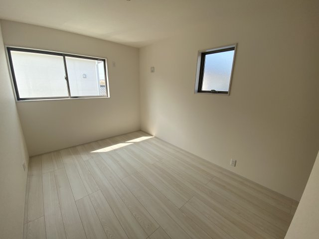 12/1価格変更　【郷ケ丘２丁目　２期】　1号棟　＼◇ご成約にて豪華プレゼントキャンペーン中◇／の洋室|◆居室の写真です◆　木の温もりがナチュラルでくつろげる空間ですね♪　子供部屋としても、寝室としても、どんなインテリアにしようか…選ぶ楽しみが増えますね♪