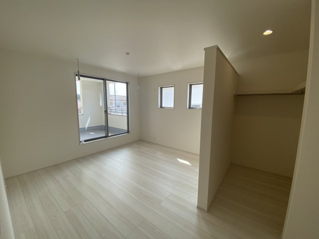 12/1価格変更　【郷ケ丘２丁目　２期】　1号棟　＼◇ご成約にて豪華プレゼントキャンペーン中◇／の洋室|◆居室の写真です◆　柔らかい陽光が差し込む明るいお部屋を演出☆　使い勝手の良い間取りなので、ご家族の状況の変化にも耐えられますね。

