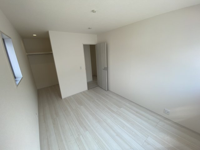 12/1価格変更　【郷ケ丘２丁目　２期】　1号棟　＼◇ご成約にて豪華プレゼントキャンペーン中◇／の洋室|◆居室の写真です◆　充分な広さの収納を備え、採光良好な洋室は、快適空間。プライベートの時間もゆったりお寛ぎ頂けそうです。

