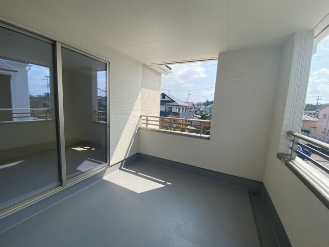 12/1価格変更　【郷ケ丘２丁目　２期】　1号棟　＼◇ご成約にて豪華プレゼントキャンペーン中◇／のバルコニー|◆バルコニーの写真です◆　
洗濯物から布団まで一度にたくさん干せて便利です♪
眺めのよいバルコニーで、あなただけのリラックスタイムを☆

