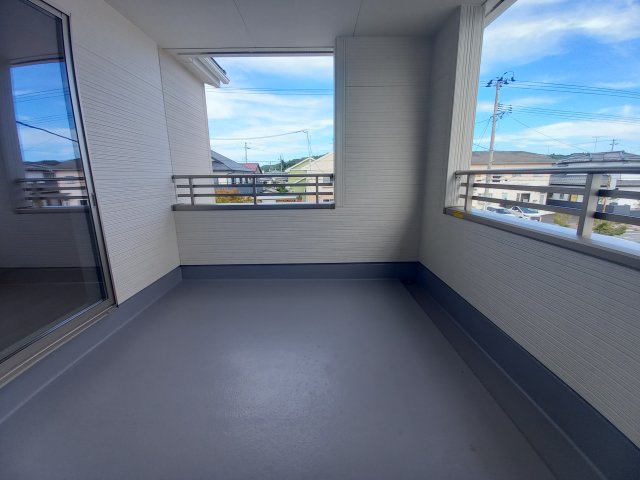 12/1価格変更　【郷ケ丘２丁目　２期】　1号棟　＼◇ご成約にて豪華プレゼントキャンペーン中◇／のバルコニー|◆バルコニーの写真です◆バルコニーには二部屋から出入りできます♪たくさん干せてよく乾き、いつもふかふかの洗濯物！心地よい日差しやさわやかな風を感じることができます。

