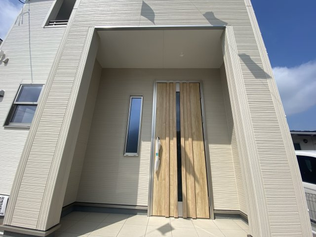 12/1価格変更　【郷ケ丘２丁目　２期】　1号棟　＼◇ご成約にて豪華プレゼントキャンペーン中◇／の玄関|◆現地写真です◆
一緒に理想の住まいを見つけましょう！（＾＾）
お住まいの相談だけでなく、地域の事についても是非お気軽に尋ねてください！
お問い合わせは不動産プラスまで☆

