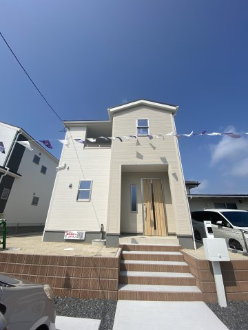 12/1価格変更　【郷ケ丘２丁目　２期】　1号棟　＼◇ご成約にて豪華プレゼントキャンペーン中◇／の前面道路含む現地写真|◆外観の写真です◆　
お洒落な新築は気分が上がりますね♪　新しい暮らしをお楽しみいただけます！！家に帰宅するのがより一層楽しみになります♪

