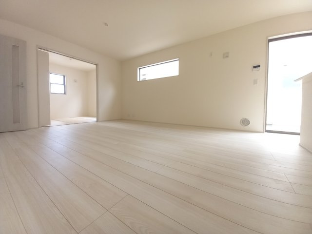 12/1価格変更　【郷ケ丘２丁目　２期】　1号棟　＼◇ご成約にて豪華プレゼントキャンペーン中◇／の居間・リビング|◆居室の写真です◆　日当たり良好の居室は気持ちが良いですね。　家族構成によって色んなアレンジを加えられます♪それぞれにプライベートなスペースを持ち、子どもたちの成長も見守ることができますね。

