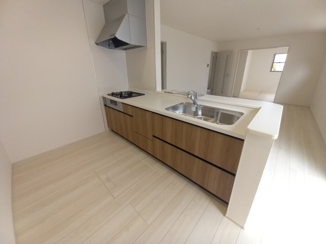 12/1価格変更　【郷ケ丘２丁目　２期】　1号棟　＼◇ご成約にて豪華プレゼントキャンペーン中◇／のキッチン|◆リビングの写真です◆　お子様が走り回っても安心の広々リビング。こだわりの家具でコーディネイトしてみませんか？

