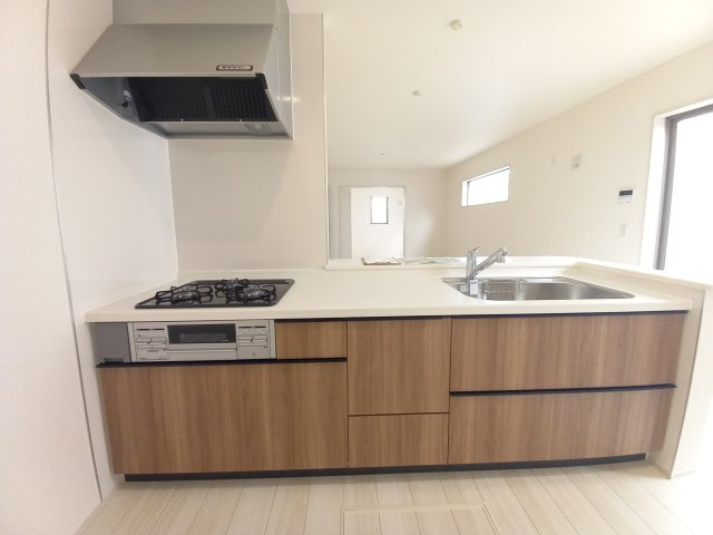 12/1価格変更　【郷ケ丘２丁目　２期】　1号棟　＼◇ご成約にて豪華プレゼントキャンペーン中◇／のキッチン|◆キッチンの写真です◆　目の前にリビングが広がる対面キッチンを採用、キッチンからリビング全体を見渡せる子育て中のご家族にも嬉しい造りです！キッチンでお料理をお楽しみください♪
