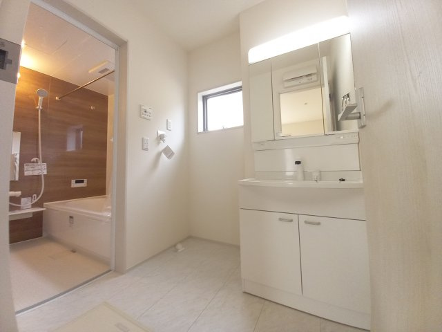 12/1価格変更　【郷ケ丘２丁目　２期】　1号棟　＼◇ご成約にて豪華プレゼントキャンペーン中◇／の独立洗面台|◆洗面所の写真です◆　洗面台は朝をすっきりさせてくれる空間としては大切な空間です。バタバタしている忙しい朝でも収納が多い洗面台では短い時間で効率良く支度ができます。

