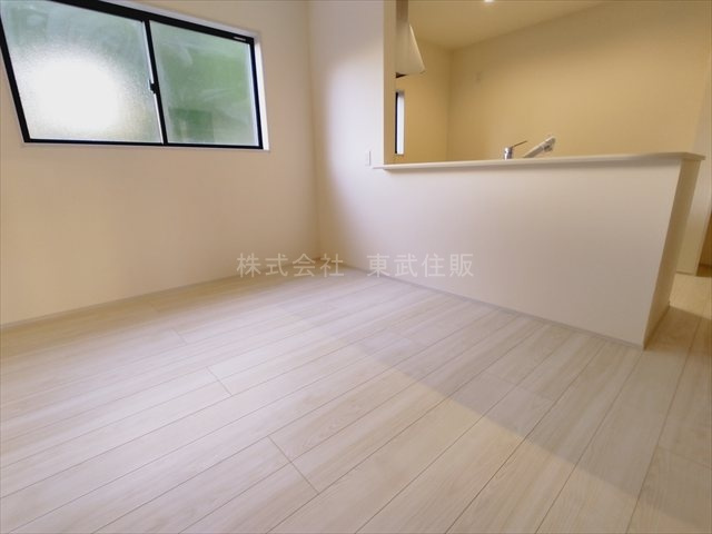 【居間・リビング】 | 富士見市渡戸1丁目　全14棟　8号棟 | 開放感があり日当たり良好です