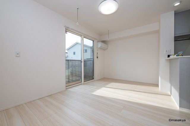 ドゥ・ヴィラージュ吉田の居間・リビング