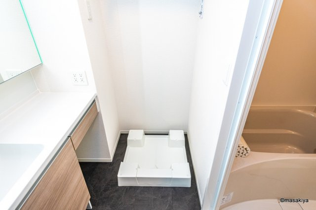 ドゥ・ヴィラージュ吉田の洗面所|室内洗濯機置き場