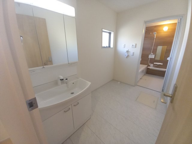 ご予約受付中！お早めに！　【新築建売住宅】　いわき市小名浜燈籠原　全10棟　3号棟の独立洗面台|◆洗面所の写真です◆　洗面台は朝をすっきりさせてくれる空間としては大切な空間です。バタバタしている忙しい朝でも収納が多い洗面台では短い時間で効率良く支度ができます。