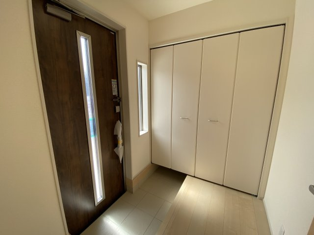 ご予約受付中！お早めに！　【新築建売住宅】　いわき市小名浜燈籠原　全10棟　3号棟の玄関|◆玄関の写真です◆
広々玄関で人の出入りが楽！　シューズボックスは収納力たっぷりで、整理整頓も楽ちんですね。お洒落な玄関はお客様からも喜んでいただけそうです！！