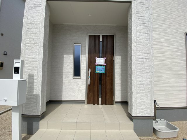 ご予約受付中！お早めに！　【新築建売住宅】　いわき市小名浜燈籠原　全10棟　3号棟の玄関|◆一緒に理想の住まいを見つけましょう！（＾＾）
お住まいの相談だけでなく、地域の事についても是非お気軽に尋ねてください！
お問い合わせは不動産プラスまで☆

