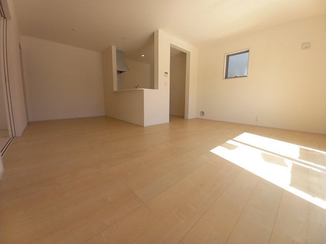 ご予約受付中！お早めに！　【新築建売住宅】　いわき市小名浜燈籠原　全10棟　3号棟の居間・リビング|◆リビング写真です◆木の温もりがやさしいフローリングは安らぎをもたらすプライベート空間♪大きな窓のあるリビングは、陽光あふれる明るく居心地も良くご家族皆がゆったり寛げる憩いの空間となりそうです
