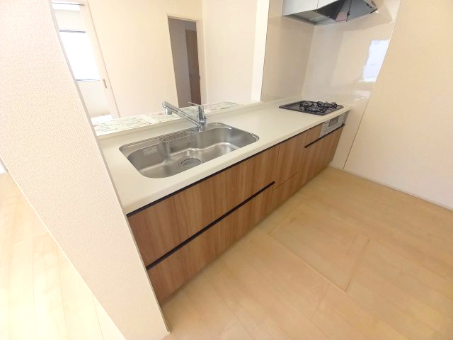 ご予約受付中！お早めに！　【新築建売住宅】　いわき市小名浜燈籠原　全10棟　3号棟のキッチン|◆キッチンの写真です◆　デザイン性と機能性を兼ね備えたキッチンです。　収納力も大満足◎　対面式キッチンは、家族の会話が途切れませんね♪


