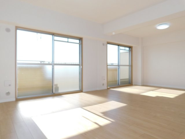 名古屋市北区安井１丁目の中古マンションの居間・リビング|◇リビング◇　　南面で明るいリビング約１７．７帖　陽当り・眺望良好♪　（２０２５年１０月フルリフォーム済）　