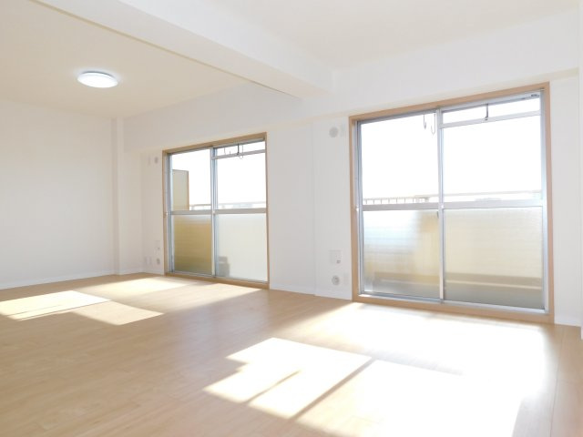 名古屋市北区安井１丁目の中古マンションの居間・リビング|◇リビング◇　　南面で明るいリビング約１７．７帖　バルコニー付きの開放的な空間♪　（２０２５年１０月フルリフォーム済）　