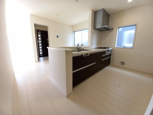 デザイナーズ新築建売住宅☆【泉町5丁目／5号棟】生活応援プレゼントキャンペーン実施中！のキッチン|同施工◆リビングの写真です◆　休日はリビングで、ゆっくりとテレビ鑑賞など…楽しみが増えますね。　家族のコミュニケーションがより一層深まります。

