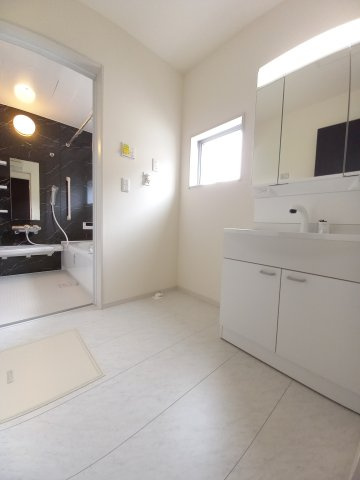 デザイナーズ新築建売住宅☆【泉町5丁目／5号棟】生活応援プレゼントキャンペーン実施中！の独立洗面台|同施工　独立洗面台あり、毎朝おしゃれに忙しい女性の方におすすめです