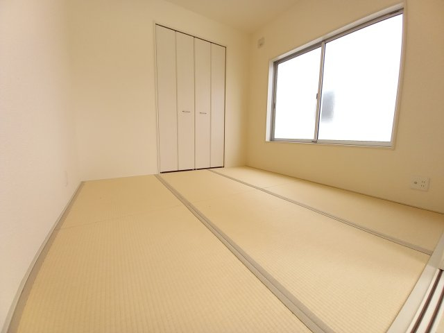 デザイナーズ新築建売住宅☆【泉町5丁目／5号棟】生活応援プレゼントキャンペーン実施中！の和室|同施工◆和室の写真です◆　和室でゆっくりと過ごせるのは、贅沢な時間ですね♪　鮮やかな緑色がキレイです！！（＾＾）/

