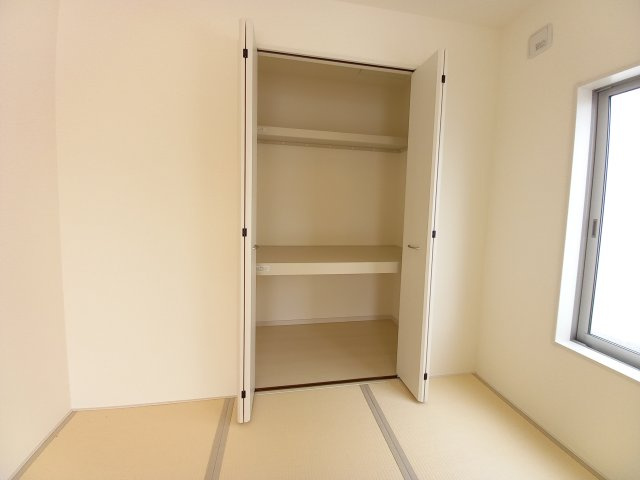デザイナーズ新築建売住宅☆【泉町5丁目／5号棟】生活応援プレゼントキャンペーン実施中！の収納|同施工　◆和室の写真です◆　和室には押入もございますので、お布団などを収納しておけば、来客の際にもサッと出せて便利ですね。
