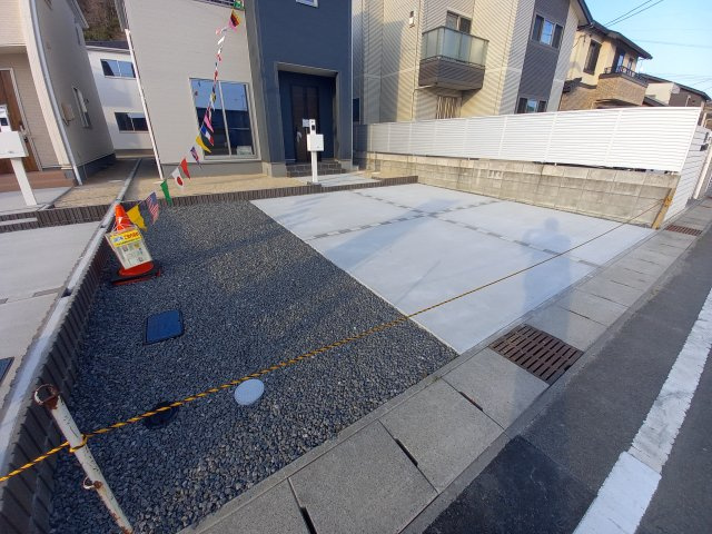 デザイナーズ新築建売住宅☆【泉町5丁目／5号棟】生活応援プレゼントキャンペーン実施中！の駐車場|同施工　車をお持ちの方に嬉しい駐車場付きの物件です