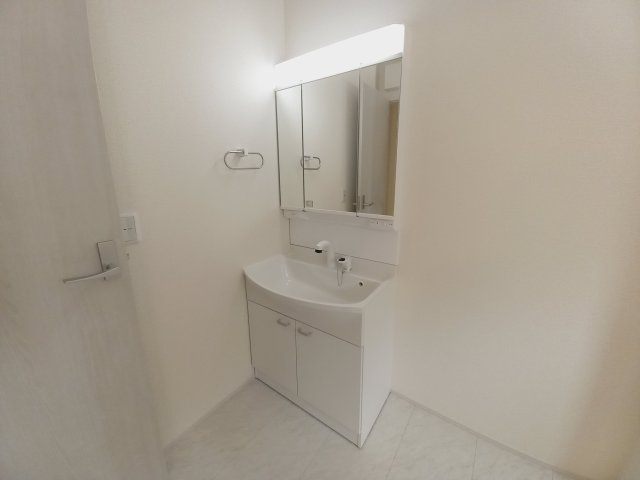 デザイナーズ新築建売住宅☆【泉町5丁目／5号棟】生活応援プレゼントキャンペーン実施中！の独立洗面台|同施工◆洗面所の写真です◆　洗面台は朝をすっきりさせてくれる空間としては大切な空間です。バタバタしている忙しい朝でも収納が多い洗面台では短い時間で効率良く支度ができます。


