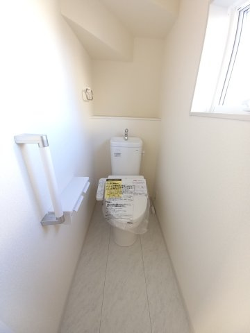 デザイナーズ新築建売住宅☆【泉町5丁目／5号棟】生活応援プレゼントキャンペーン実施中！のトイレ|同施工◆トイレの写真です◆
便器にフチがないので汚れが隠れて見えない部分がありません。 お手入れがとってもラクラクです♪　一階、二階にそれぞれトイレがございますので、ご家族の多い方でも安心ですね♪

