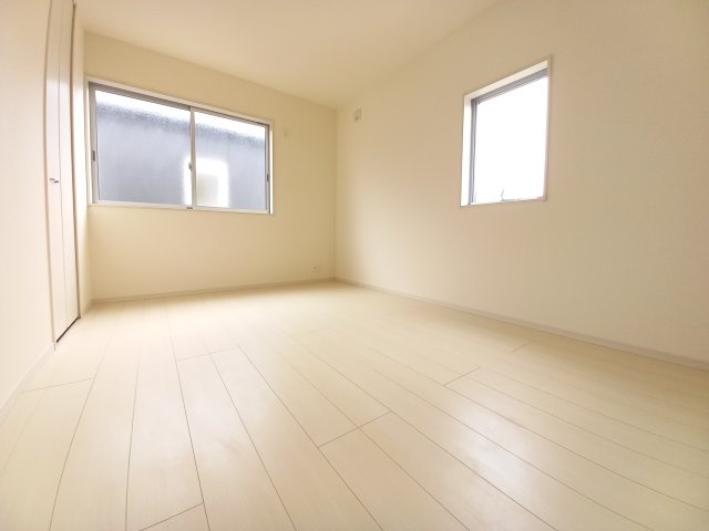 デザイナーズ新築建売住宅☆【泉町5丁目／5号棟】生活応援プレゼントキャンペーン実施中！の洋室|同施工◆居室の写真です◆　柔らかい陽光が差し込む明るいお部屋を演出☆　使い勝手の良い間取りなので、ご家族の状況の変化にも耐えられますね。


