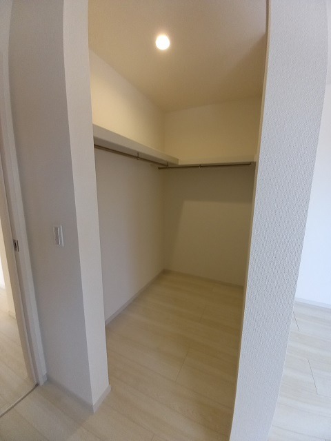 デザイナーズ新築建売住宅☆【泉町5丁目／5号棟】生活応援プレゼントキャンペーン実施中！の収納|同施工◆ウォークインクローゼットの写真です◆　季節を問わずにたっぷり収納ができます。冬物の収納にも困りません。お子様のお片付けも上手にできそうです。