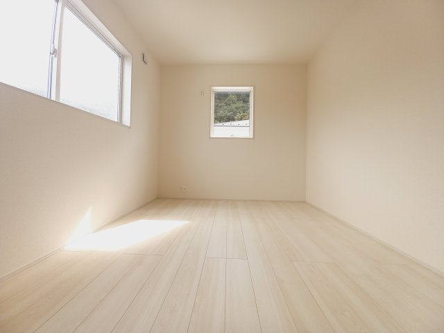 デザイナーズ新築建売住宅☆【泉町5丁目／5号棟】生活応援プレゼントキャンペーン実施中！の洋室|同施工◆居室の写真です◆　充分な広さの収納を備え、採光良好な洋室は、快適空間。プライベートの時間もゆったりお寛ぎ頂けそうです。

