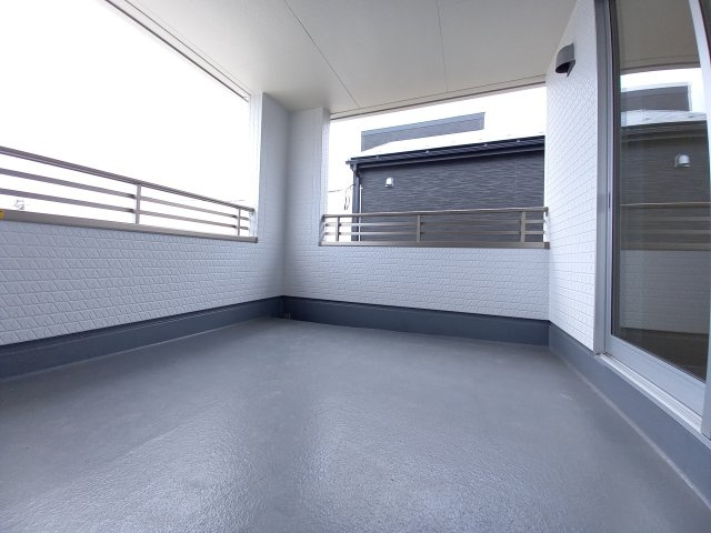 デザイナーズ新築建売住宅☆【泉町5丁目／5号棟】生活応援プレゼントキャンペーン実施中！のバルコニー|同施工◆バルコニーの写真です◆明るく風通しの良い空間です。バルコニーには二部屋から出入りできます♪たくさん干せてよく乾き、いつもふかふかの洗濯物！心地よい日差しやさわやかな風を感じることができます
