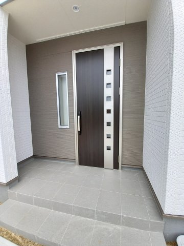 デザイナーズ新築建売住宅☆【泉町5丁目／5号棟】生活応援プレゼントキャンペーン実施中！の前面道路含む現地写真|同施工◆玄関の写真です◆
玄関の写真です。断熱玄関ドアなので、冷気や暖気の侵入や流出を抑えてくれます。
お洒落で明るい玄関は、お客様にも喜ばれそうです♪♪

