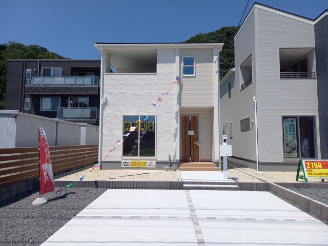 デザイナーズ新築建売住宅☆【泉町5丁目／5号棟】生活応援プレゼントキャンペーン実施中！の前面道路含む現地写真|同施工◆外観の写真です◆　
＼楽しみが広がる憧れのマイホーム (^^♪／
子供部屋や主寝室などお部屋の使い分けができ、ファミリー層が暮らしやすい4LDKです！

