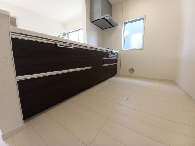 デザイナーズ新築建売住宅☆【泉町5丁目／5号棟】生活応援プレゼントキャンペーン実施中！のキッチン|同施工◆キッチンの写真です◆
料理好きな人必見♪キッチンスペース広々！
対面式キッチンですので、お食事の準備をしながらご家族との会話を楽しめます☆
