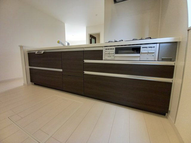 デザイナーズ新築建売住宅☆【泉町5丁目／5号棟】生活応援プレゼントキャンペーン実施中！のキッチン|同施工◆キッチンの写真です◆　とにかくものが多くなりがちなキッチン空間。システムキッチンは見た目スッキリなのに収納力たっぷりです♪さらに床下収納もあります。

