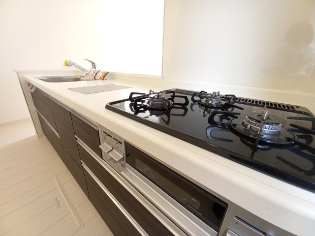 デザイナーズ新築建売住宅☆【泉町5丁目／5号棟】生活応援プレゼントキャンペーン実施中！のキッチン|同施工◆キッチンの写真です◆　使い勝手の良いシステムキッチン！
家族の笑顔を見ながらするお料理は対面キッチンの特権ですね！
お料理しやすいキッチンです♪