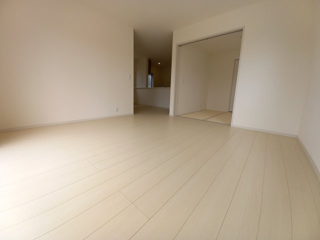 デザイナーズ新築建売住宅☆【泉町5丁目／5号棟】生活応援プレゼントキャンペーン実施中！の居間・リビング|同施工◆リビングの写真です◆　広々としたLDKに、自分好みのインテリアでレイアウト。季節ごとに模様替えなども、楽しみの一つとなりそうです♪