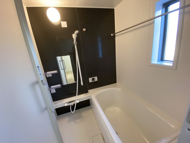 【佐糠町第8　全5棟／5号棟】　新築建売住宅　価格を抑えた新邸！の浴室|同施工　◆ユニットバスの写真です◆　バリアフリー設計なので、小さなお子様からご年配の方まで安心して入浴することができます。　ご家族それぞれの生活リズムに合わせて、いつでも温かいお風呂に入れます。

