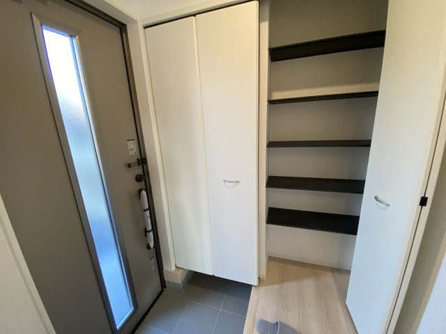 【佐糠町第8　全5棟／5号棟】　新築建売住宅　価格を抑えた新邸！の玄関|同施工　■□■玄関の写真です■□■　
シューズボックスは収納力たっぷりで、整理整頓も楽ちんですね。
