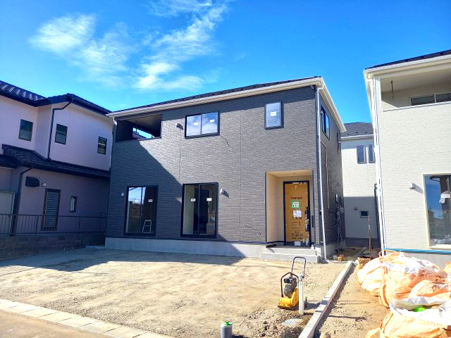 【佐糠町第8　全5棟／5号棟】　新築建売住宅　価格を抑えた新邸！の前面道路含む現地写真|外壁仕上げ材は窯業系サイディング。裏面に付着した汚れが、雨水によって流れ落ちやすい「防汚機能付きサイディング」を採用。外壁の美しさが長持ちします♪